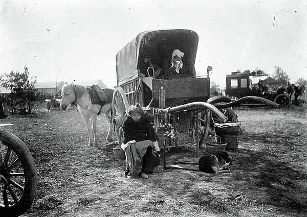 France, Centre, Indre-et-Loire (37): A car of gypsies near a fairground, 1900