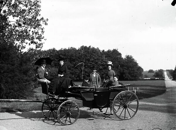 France, Centre, Indre-et-Loire (37), Saint Roch (Saint-Roch): Le Chateau du Tremblay, Melle de Herbault and her friends in a luxury hippomobile car, 1892