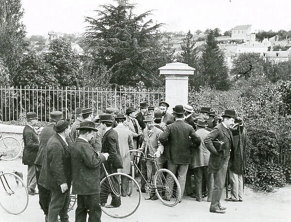 France, Centre, Indre-et-Loire (37), Sainte Radegonde: Racing automobile Tours-Blois-Tours, stage of the race, drivers and race commissioners discuss, 1898