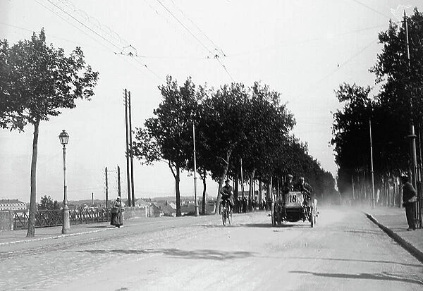 France, Centre, Indre-et-Loire (37), Tours: 31 May 1903, Paris / Madrid car race, a cyclist opens the race, avenue Grammont, and a bicycle race commissioner, 1903 - car n°18 De Dietrich, crew Phil Stead