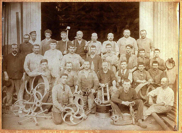 France, Centre, Indre-et-Loire (37), Tours: a group photo of the workers of a metallurgy workshop, 1890