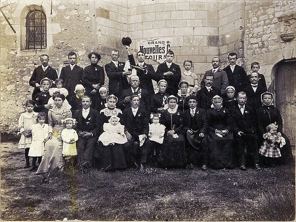 France, Centre, Indre-et-Loire (37), Tours: Wedding group of Touraine, with brides, headdress, drinkers, in front of a church, 1900