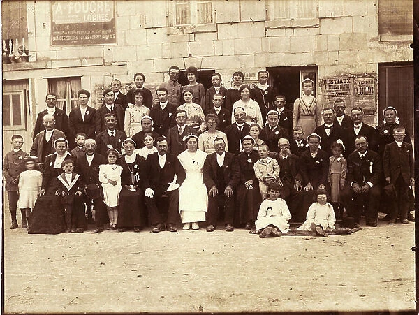 France, Centre, Indre-et-Loire (37), Ligueil: group of a rural wedding with headdresses, costumes, 1918 - Posters: cattle and cultural equipment for sale in public encheres at the fresnay farm in Marce sur Esvres