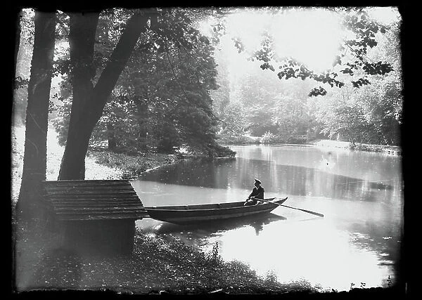 France, Centre, Indre-et-Loire (37), Ballan-Mire: A man on a boat in a property, 1900