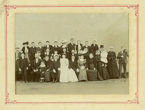 France, Centre, Indre-et-Loire (37), Tours: Group photo of a wedding in Touraine with women in headdress and musicians, 1900
