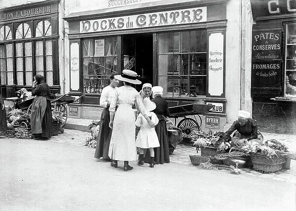 France, Centre, Indre-et-Loire (37), Tours: 4 season merchant on a square in Tours, 1912 - shops: at the good labourer, Dock du centre