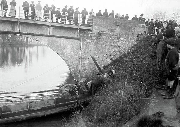 France, Centre, Indre-et-Loire (37), Saint-Pierre-des-Corps: a car falls in the port of Saint Pierre des Corps, 1912
