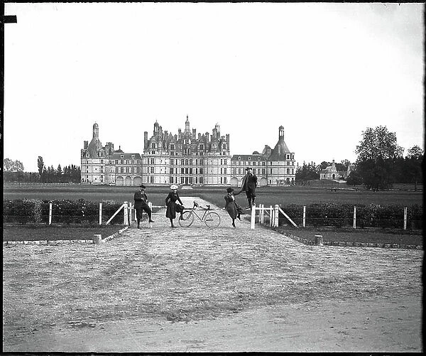 France, Centre, Loir et Cher (41), Chambord: 24 May 1900, Chateau de Chambord under thicker clouds, front view, 4 cyclotourists pose in front of the facade, 1900 - M. Klein, M. Deman and Melle Kathlin