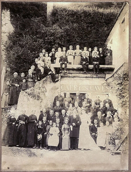 France, Centre, Loir-et-Cher (41), Montoire sur le Loir (Montoire-sur-le-Loir): A wedding group in front of a troglodyte cafe, the 'Cafe des cellars', 1895