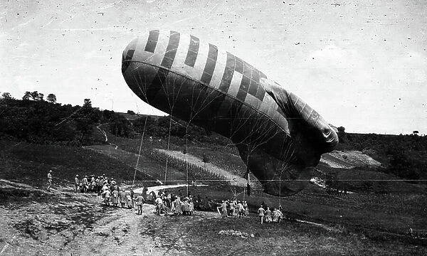 France, Champagne-Ardennes, Marne (51), Trigny: August 1917, First World War, depart of an observation balloon, aerostiers climb into the nacelle, 1917 - balloon: M1188 - Bonnier photographer aerostier