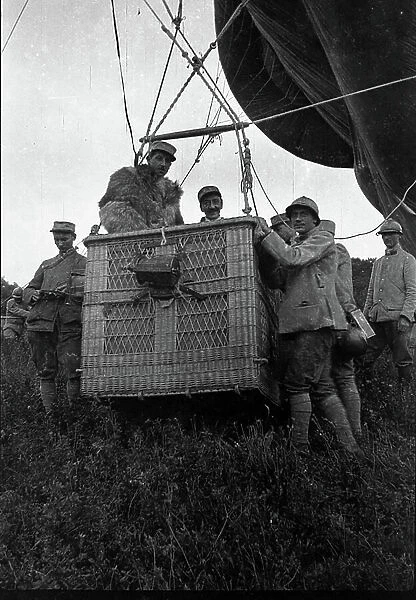 France, Champagne-Ardennes, Marne (51), Trigny: August 1917, First World War, an observation balloon guard by a soldier, 1917 - balloon: M1188 - Bonnier photographer aerostier