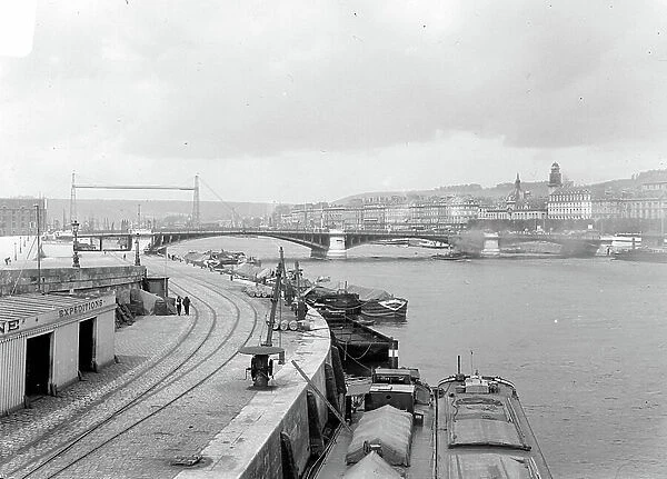 France, Haute-Normandie, Seine-Maritime (76), Rouen: the port and the ferry bridge on the Seine with many tugs and boats, 1900