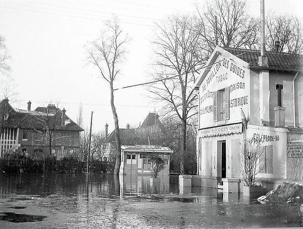 France, Ile-de-France, Hauts-de-Seine (92), Rueil-Malmaison (rueil malmaison): Flood of the Seine, 1910