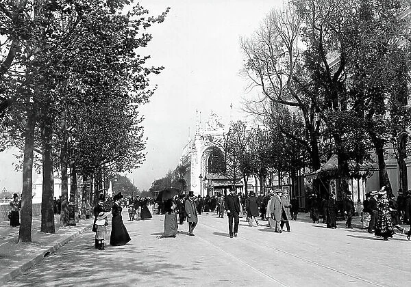 France, Ile-de-France, Paris (75): 20 May 1900, tourists near the Alexandre III bridge in the world exhibition, animated view with many visitors, 1900
