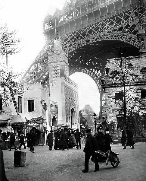 France, Ile-de-France, Paris (75): 12 November 1900, closing of the exhibition, universal exhibition, Champs de Mars, pavilion of Morocco with attractions, 1900 - beautiful fatma (the real)