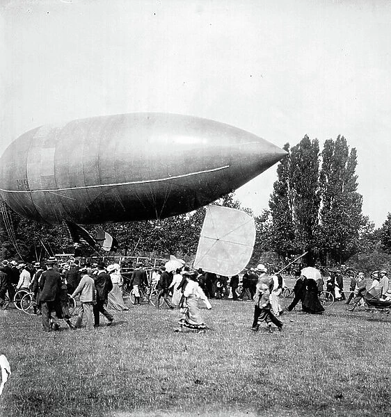 France, Ile-de-France, Paris (75): the airship balloon number 9 by Alberto Santos Dumont (Santos-Dumont), surrounds spectators during its decollage, 1903