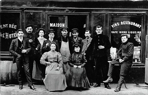 France, Ile-de-France, Paris (75): A coffee owner and his consumers pose in front of the entrance, 1910