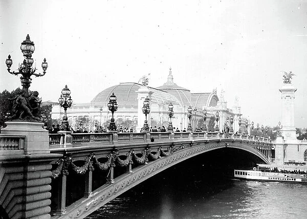 France, Ile-de-France, Paris (75): World Exhibition. Alexander III Bridge and Grand Palace. Fly boat on the Seine, 1900