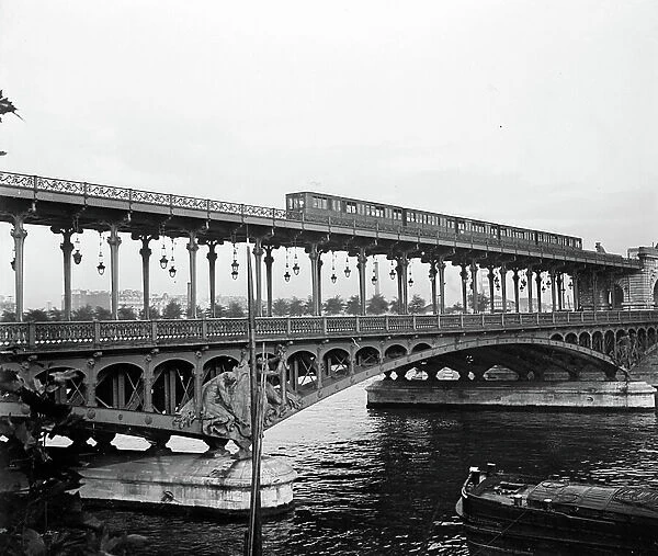 France, Ile-de-France, Paris (75): Passy bridge (then Bir-Hakeim bridge), with above metro, 1905