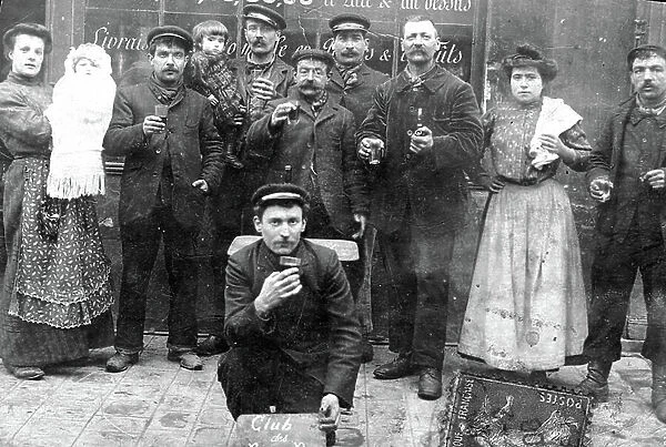 France, Ile-de-France, Paris (75): the club des franks drinkers poses in front of the front of a Parisian cafe, 1906 - club des franks drinkers