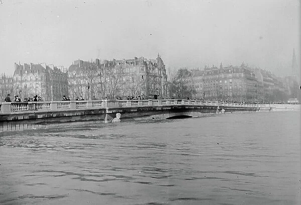 France, Ile-de-France, Paris (75): January 30, 1910, flood, the bridge of the Alma and the famous head of the zouave, 1910