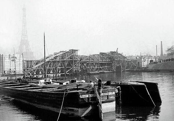 France, Ile-de-France, Paris (75): October 8, 1898, Passy bridge, construction of the western railway bridge on the Seine to connect the station Saint Lazare to the disabled