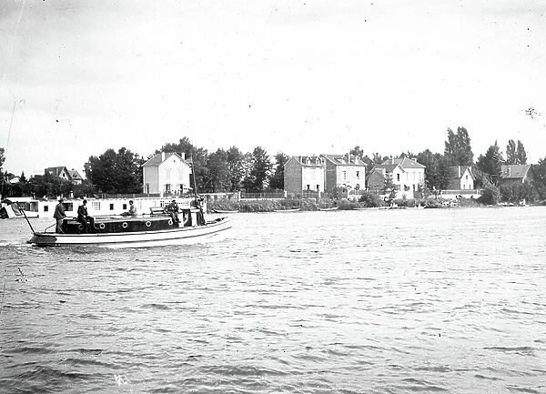 France, Ile-de-France, Yvelines (78), Le Pecq: A passenger ship passes over the seine, 1902