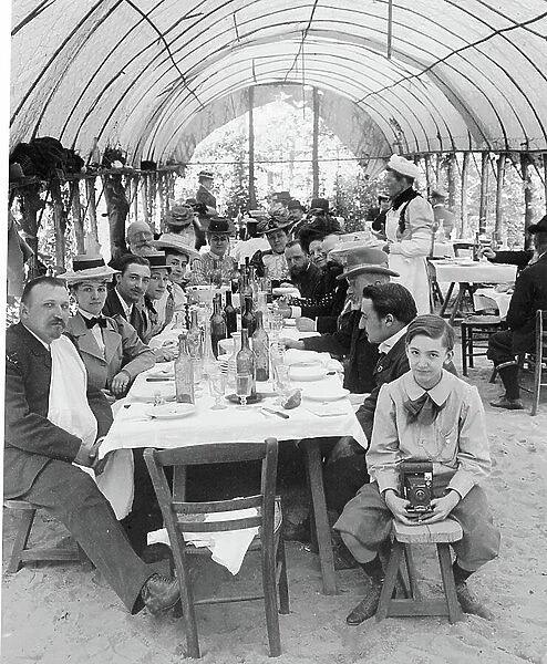 France, Ile-de-France, Yvelines (78), Vaux de Cernay: a group of travelers eat at the restaurant Chez Leopold, 1901