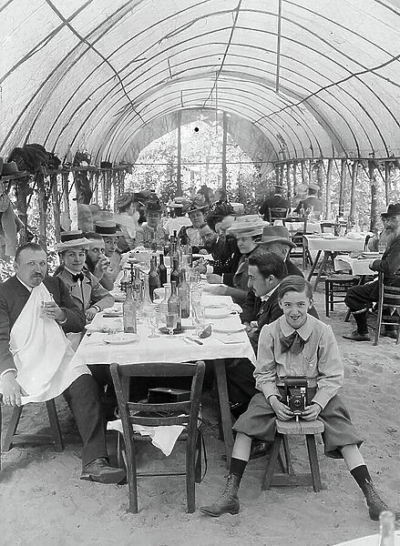 France, Ile-de-France, Yvelines (78), Vaux de Cernay: a group of travelers eat at the restaurant Chez Leopold, 1901