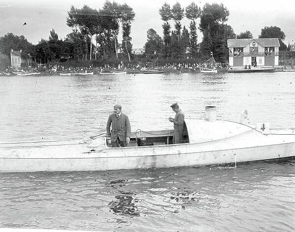 France, Ile-de-France, Yvelines (78), Le Pecq: A racing boat on the Seine before departure, 1902