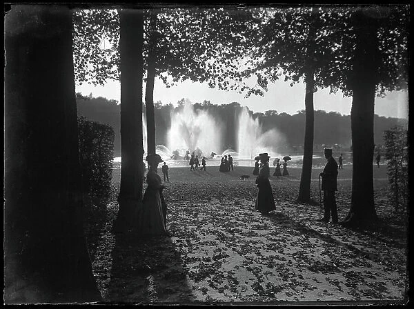 France, Ile-de-France, Yvelines (78), Versailles: the park, animated scene in backlight, a day of great waters, 1900