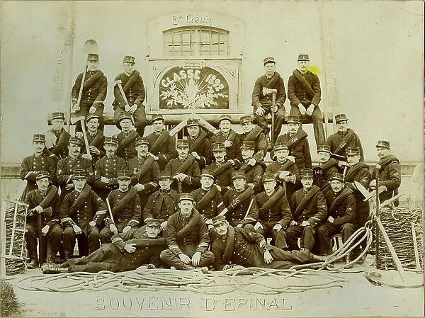 France, Lorraine, Vosges (88), Epinal: group photo of the 146th regiment of the 6th genie with uniforms, axes, saws and strings, 1892