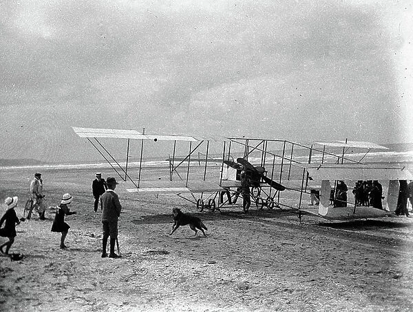 France, Lower Normandy, Calvados (14), Deauville: landing of a Farman biplane on the beach of Deauville, 1910