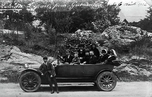 France, Midi-Pyrenees, Hautes-Pyrenees (65), Lourdes: Departure of an excursion to Gavarnie in a decapotable car with 9 tourists, 1923 - g. gahou, 6 avenue du feniculaire a lourdes