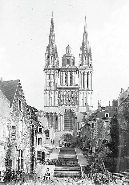 France, Pays de la Loire, Maine-et-Loire (49), Angers: Cathedrale Saint-Maurice, parvis and large staircase, animated view with workers, 1910
