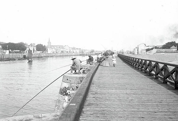 France, Pays de la Loire, Vendee (85), Les Sables-d'Olonnes (Les sable d'Olonnes): on the pier, fishermen along the channel. 1910