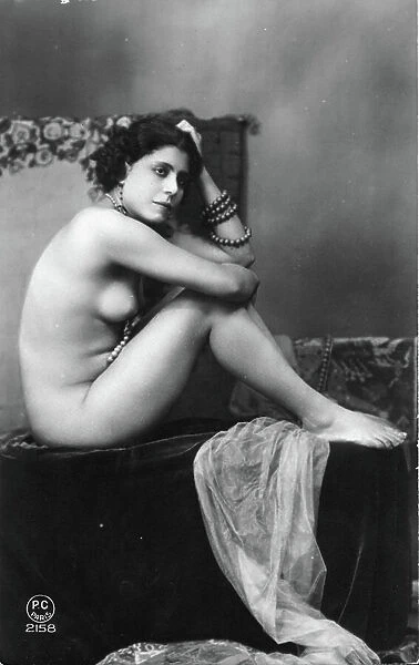 France: Picture of female model sitting profile, 1910 - PC2158