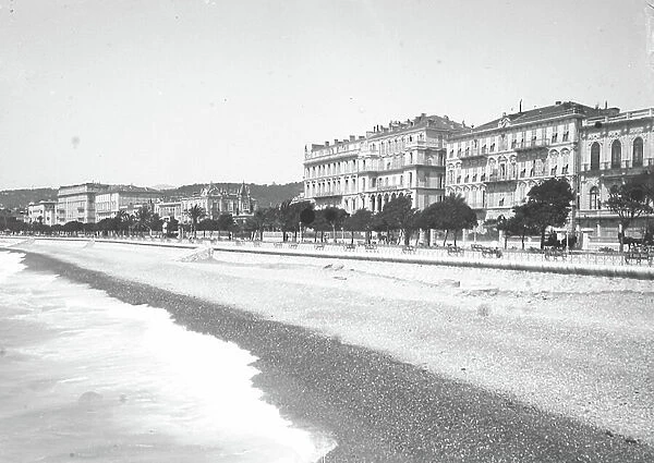France, Provence-Alpes-Cote d'Azur, Alpes-Maritimes (06), Nice: Promenade des Anglais with buildings and palm trees, 1900