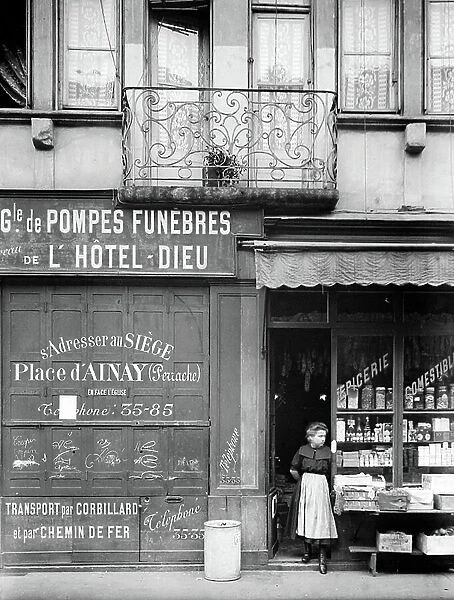 France, Rhone-Alpes, Rhone (69), Lyon: Bellecour district, Louis XV balconies with ballustrades, 1900 - shops: general company of funebres of the Hotel Dieu, edible grocery store