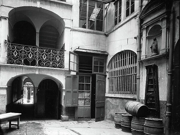 France, Rhone-Alpes, Rhone (69), Lyon: district of Terreaux, Renaissance building courtyard with statue of the holy virgin, 1907