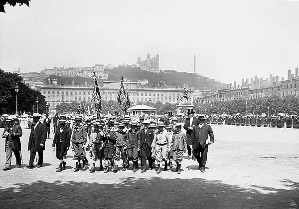 France, Rhone-Alpes, Rhone (69), Lyon: Place Bellecour, children in a canoer framed by notables in top hat, 1895