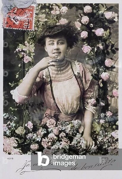 French new year postcard depicting a middle class woman smiling and surrounded by flowers, 1900