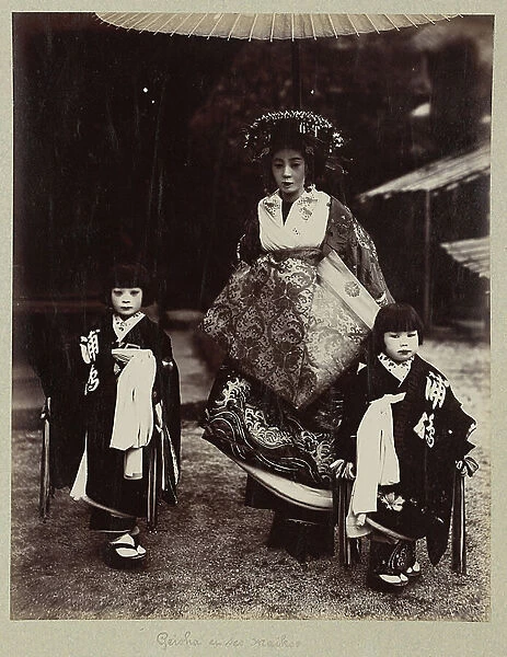 Geisha and his Maikos - Japan 1880-1910