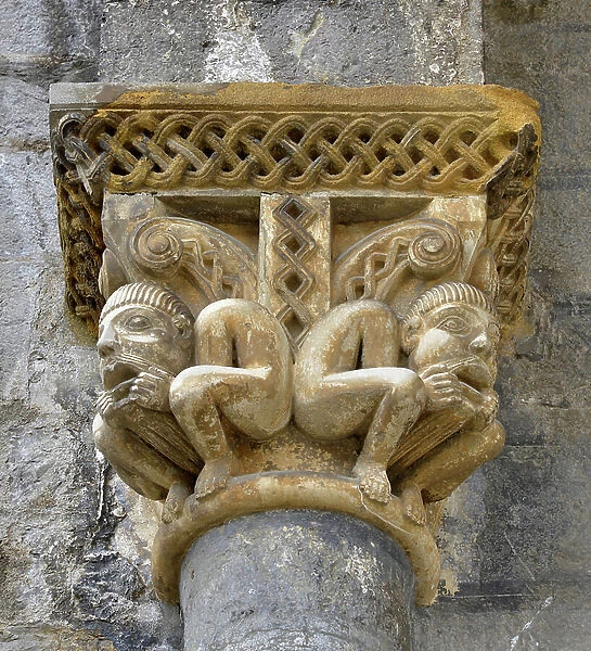 Two grotesque figures - Carved capiteau du portal de la eglise Sainte Marie (11th century) a Oloron Sainte Marie (Pyrenees Atlantiques, Aquitaine)