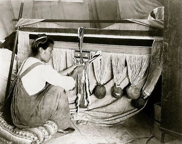 hilkat woman weaving blanket, Alaska 1910 (photo)