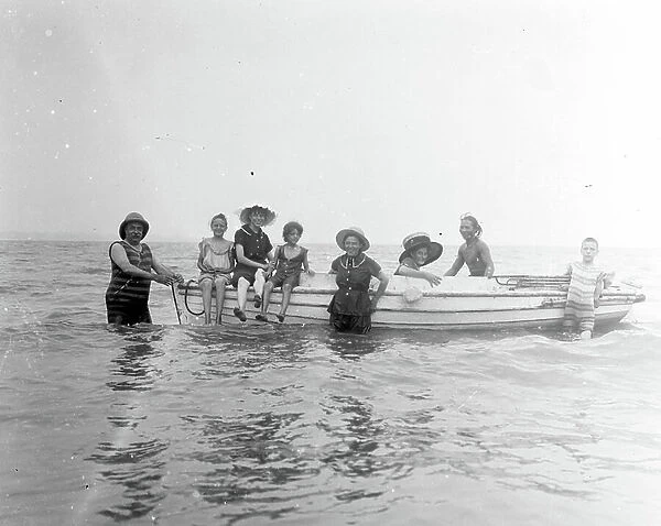 Indochina / Vietnam, Haiphong (Hai phong): A family of settlers bathe in the sea, 1900