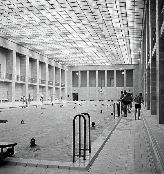 Inside the Stadtbad swimming pool in Chemnitz which was planned in 1925, Germany 1930s (b / w photo)