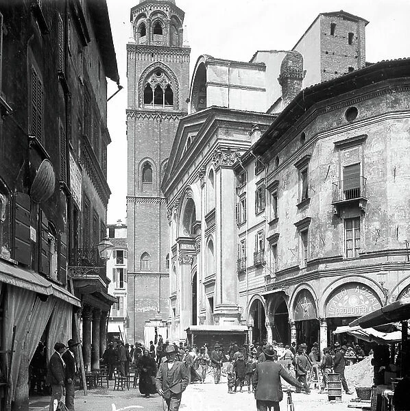 Italy, Lombardy, Mantua: popular district, at the foot of the church of Saint Andre, lively view with passing by, 1895 - shops: italo azzal orologeria
