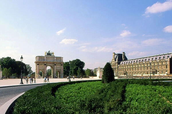 Jardin des Tuileries, Paris. Cree in 1564 at the same time as the Palais des Tuileries, fire since then in the Commune, it was redesigned in 1664, by Andre Le Notre (1613-1700). In the background, the triumph arch of the Carrousel du Louvre