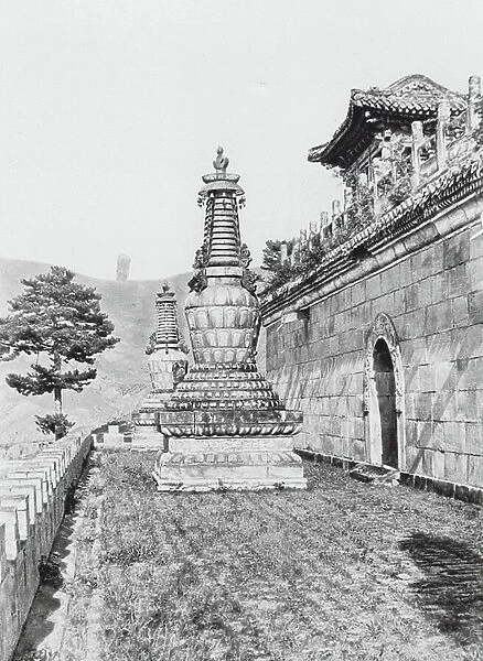 Jehol, Pu lo sze, Chihli, Terrace in the Lama Monastery Pu lo sze (b / w photo)